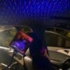 Projektor laser zvezdano nebo za auto na usb sa 3 moda rada Ugrađeni senzor zvuka, sa funkcijom glasovnog upravljanja, prati ritam muzike, brzo treperi, sporo treperi i rotira se. Projekciona svetla Zvezdanog neba sa 3 režima mogu se po želji menjati: režim disanja, režim treptanja i režim upravljanja glasom. Prekidač za 3 režima Režim disanja: Zvezdano nebo će neprestano svetliti i tamniti, stvarajući postepeni efekat disanja Povećajte atmosferu. USB plug and plai, veoma zgodan USB kabl podesiv za 360 stepeni Režim treperenja: Projekcija zvezdanog neba svetli u spori blic, režim rasipnog blica. Režim glasovnog upravljanja: Kada postoji muzika, svetlo projekcije zvezdanog neba će se promeniti i treptati u ritmu muzike Ako nema muzike i svetlo zvezdanog neba neće zasvetliti. Zvezdano nebo za auto sa 3 moda rada